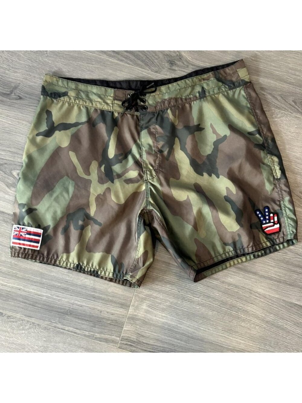 Birdwell Board Shorts Mens 38 Green Camo Hawaiian Flag USA Peace Patch Patriotic